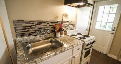 Hays St #B Near Downtown Guest Studio