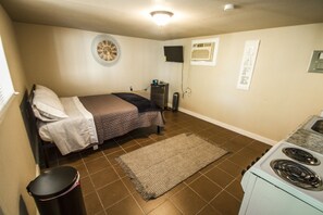 Studio (1 Bedroom) | Bed sheets - Hays St #B Near Downtown Guest Studio (San Antonio)