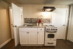 开间 (1 Bedroom) | 私人厨房 | 冰箱、微波炉、烤箱、洗碗机