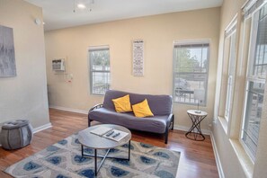 Σπίτι (2 Bedrooms) | Περιοχή καθιστικού | Τηλεόραση LCD 40 ιντσών με καλωδιακά κανάλια, τηλεοράσεις
