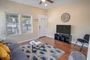 單棟房屋 (2 Bedrooms) | 客廳 | 40 吋LCD 電視連有線電視頻道、電視