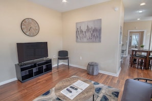 Maison (2 Bedrooms) | Aire de séjour | Téléviseur ACL de 40 po avec télévision par câble, téléviseur