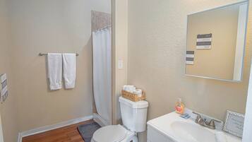 House (2 Bedrooms) | Bathroom | Shower, hair dryer, towels