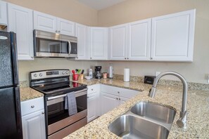 Σπίτι (2 Bedrooms) | Ιδιωτική κουζίνα | Ψυγείο, φούρνος μικροκυμάτων, φούρνος, Είδη καθαρισμού