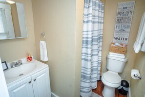 아파트 (1 Bedroom) | 욕실 | 샤워 시설, 헤어드라이어, 타월