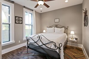 2 quartos, escrivaninha, ferros/tábuas de passar roupa