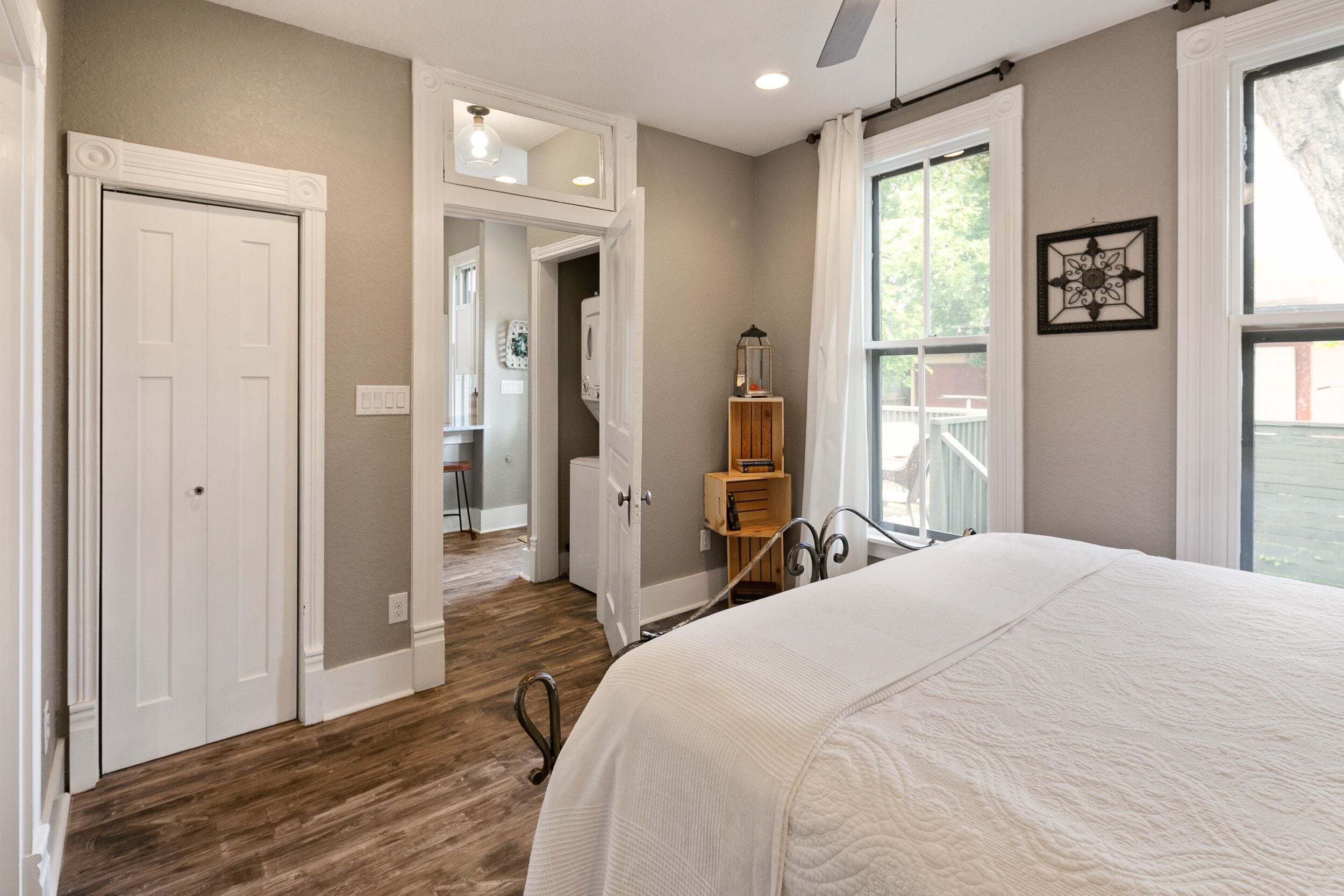 2 phòng ngủ, bàn, bàn ủi/dụng cụ ủi quần áo 