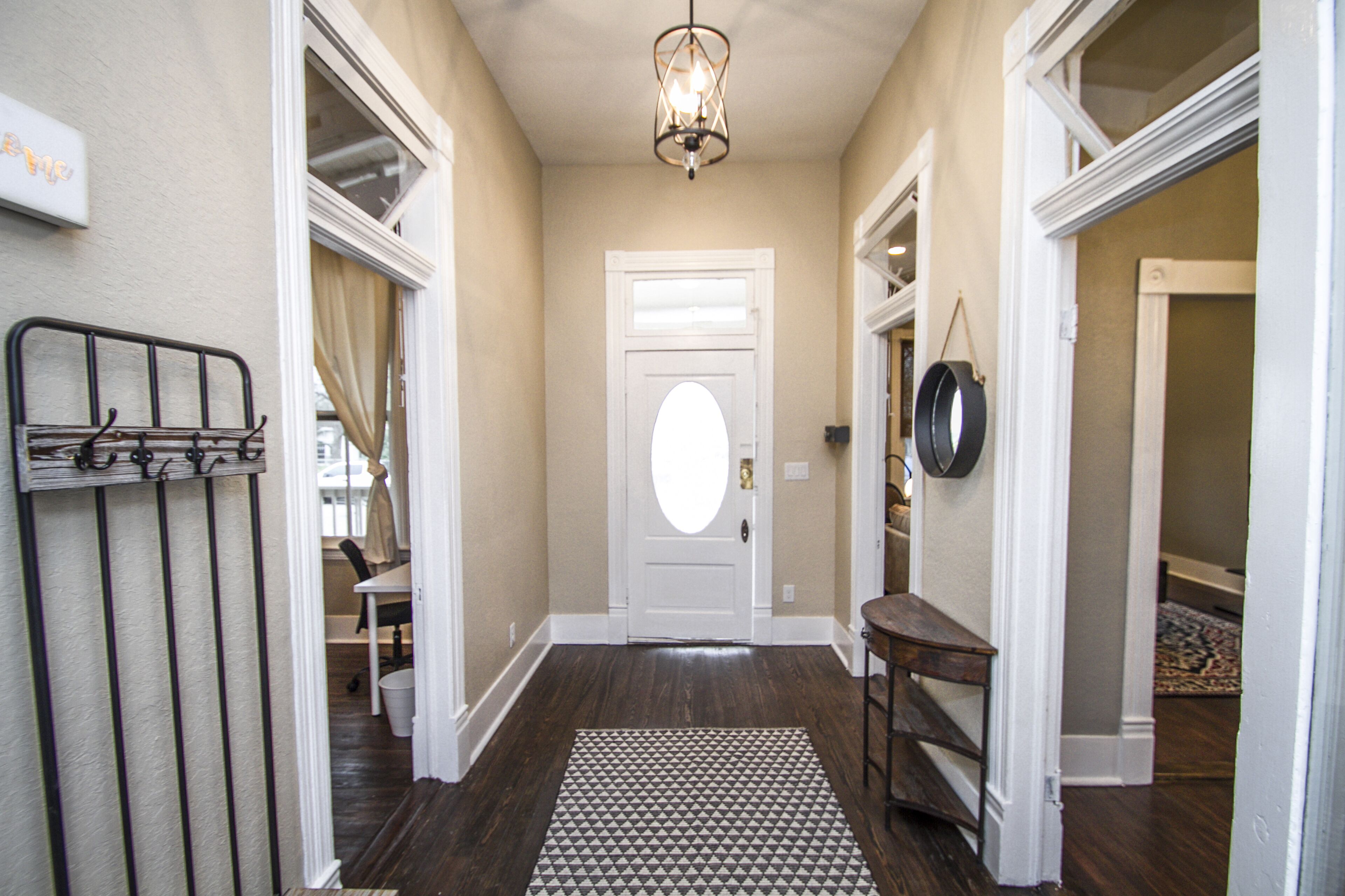 2 phòng ngủ, bàn, bàn ủi/dụng cụ ủi quần áo 