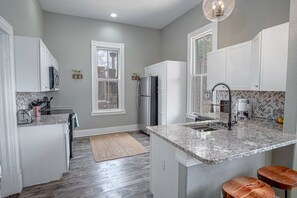 Microondas, horno, cafetera/tetera, artículos de limpieza