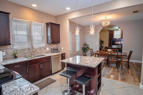 Large 3br/2ba Family Home W/patio Near Downtown!