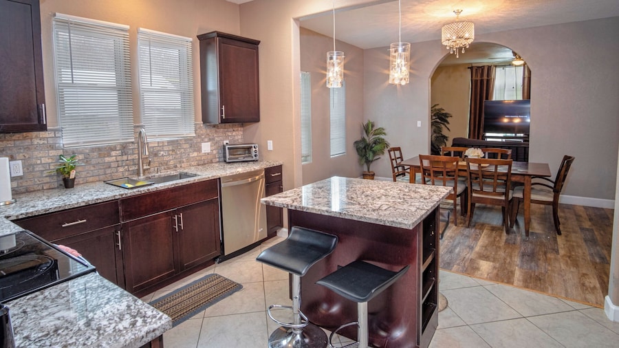 Large 3br/2ba Family Home W/patio Near Downtown!