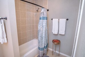 Maison (3 Bedrooms) | Salle de bain | Douche, sèche-cheveux, serviettes fournies