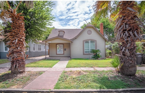 Large 3br/2ba Family Home W/patio Near Downtown!