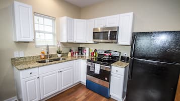 House (2 Bedrooms) | Private kitchen | Fridge, microwave, oven, dishwasher