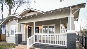 A single-story house with a front porch, a small front yard, and a brick foundation. - Renovated 2br/2ba Near Downtown (San Antonio)