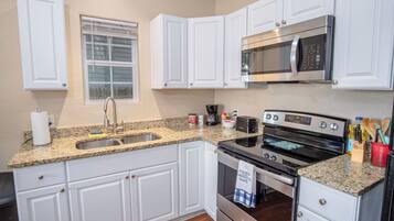 Rumah (2 Bedrooms) | Dapur pribadi | Lemari es, microwave, oven, dan mesin pencuci piring