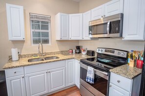 House (2 Bedrooms) | Private kitchen | Fridge, microwave, oven, dishwasher - Renovated 2br/2ba Near Downtown (San Antonio)