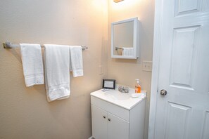 シャワー、ヘアドライヤー、タオル、石鹸