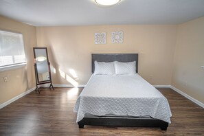 1 bedroom, premium bedding, desk, laptop workspace