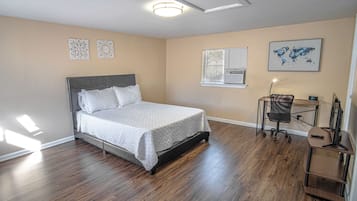 1 bedroom, premium bedding, desk, laptop workspace