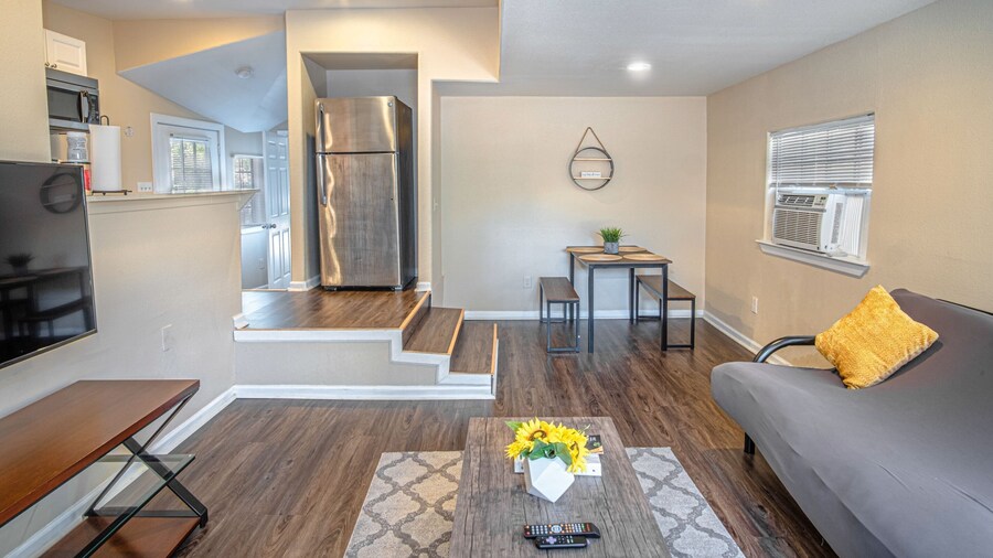 Remodeled Guest House Near Downtown/military Base