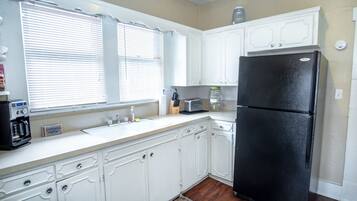 House (2 Bedrooms) | Dapur peribadi | Ketuhar gelombang mikro, ketuhar, dapur, mesin basuh pinggan mangkuk