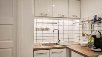 Kaupunkihuoneisto, lisärakennuksessa | Yksityinen keittiö | Täysikokoinen jääkaappi, mikroaaltouuni, uuni, liesi