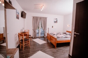 遮光カーテン、防音設備、WiFi (無料)、ベッドシーツ