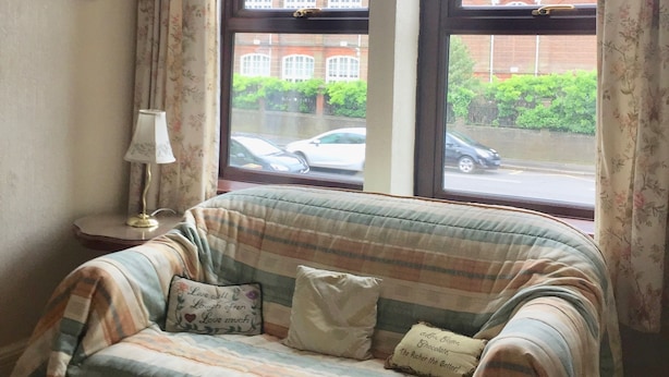 Family Room (with Shower) | Iron/ironing board (on request), WiFi (free), bed sheets - Maranatha Guest House (King's Lynn)