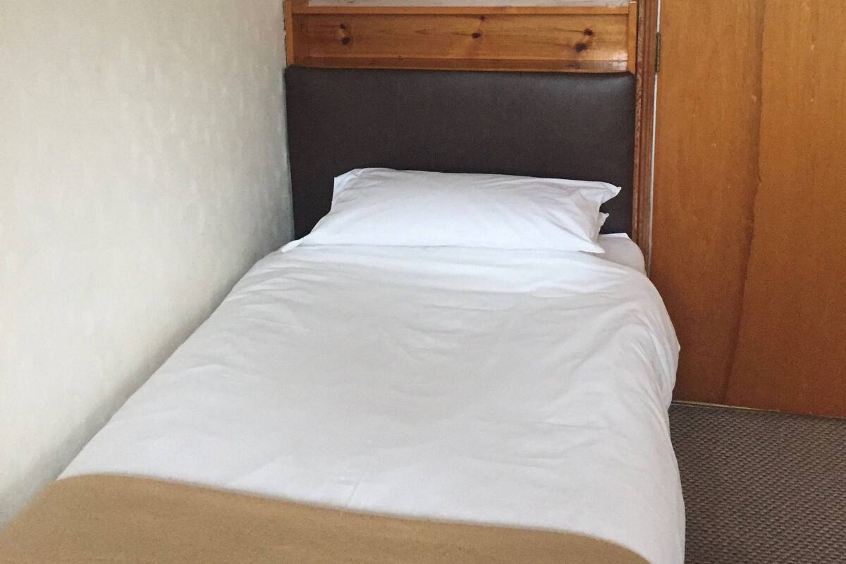 Single Room, Shared Bathroom | Iron/ironing board (on request), WiFi (free), bed sheets