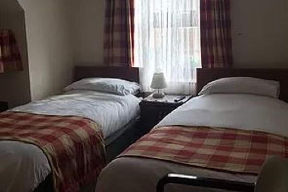 Habitación con 2 camas individuales, baño privado | Tabla de planchar con plancha, wifi gratis y ropa de cama