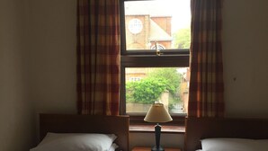 Twin Room (Budget) | Iron/ironing board (on request), WiFi (free), bed sheets - Maranatha Guest House (King's Lynn)