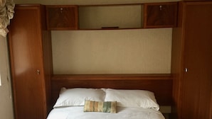 Double Room, Private Bathroom | Iron/ironing board (on request), WiFi (free), bed sheets - Maranatha Guest House (King's Lynn)
