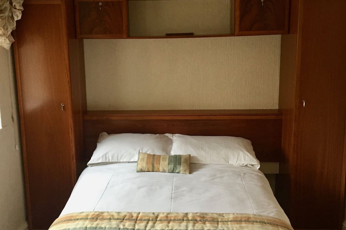 Habitación doble, baño privado | Tabla de planchar con plancha, wifi gratis y ropa de cama