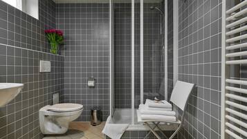 Dusche, Haartrockner, Handtücher, Seife