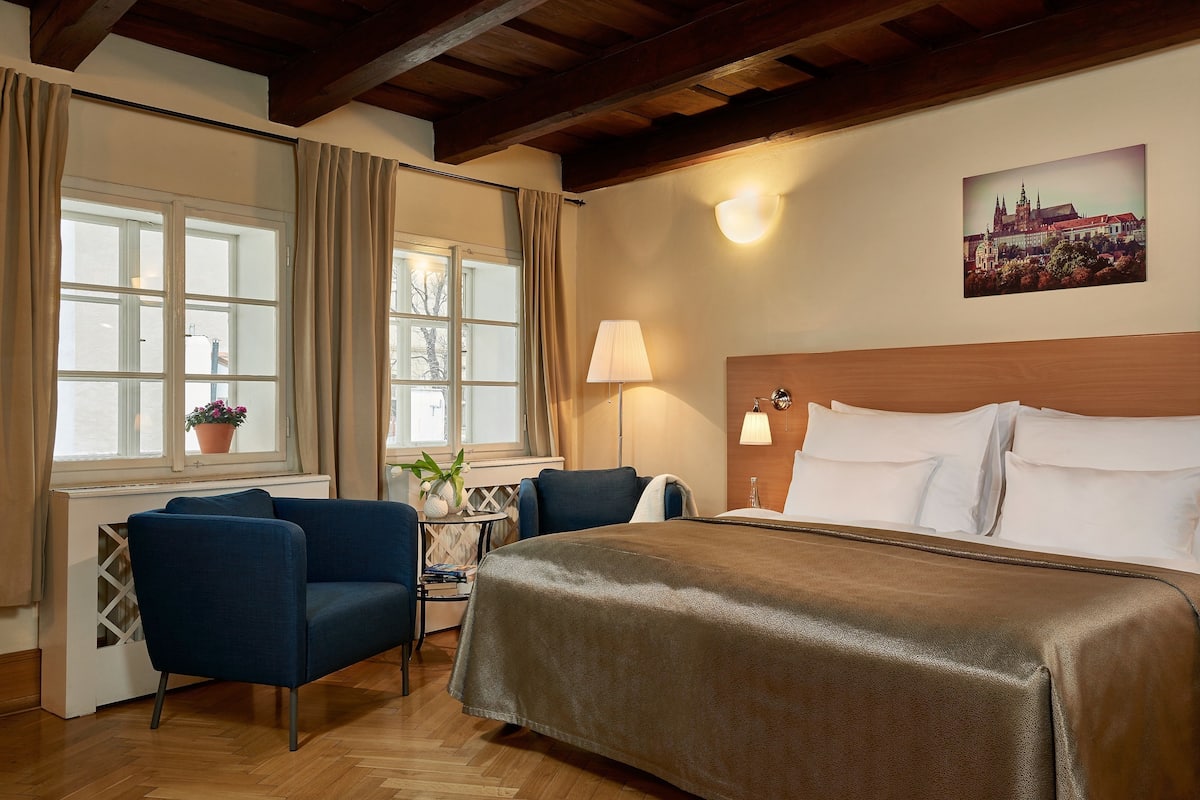 Doppel- oder Zweibettzimmer, Mehrere Betten | 1 Schlafzimmer, Schreibtisch, laptopgeeigneter Arbeitsplatz