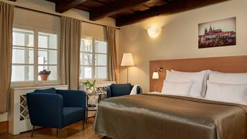 1 habitación, escritorio y espacio para trabajar con laptop