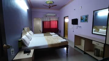 Deluxe Double Room | Laptop workspace, soundproofing, iron/ironing board, rollaway beds
