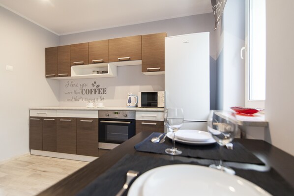 Apartment | Private kitchen | Fridge, microwave, stovetop, electric kettle - Apartamenty Białystok - Mazowiecka 39 (Bialystok)