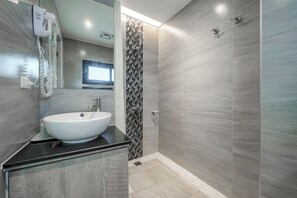 Tweepersoonskamer, balkon | Badkamer | Een haardroger, handdoeken, shampoo, toiletpapier