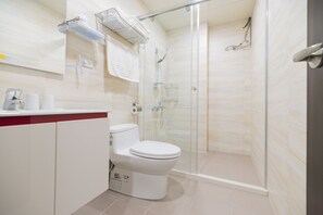 Shower, free toiletries, hair dryer, slippers - Rhino Guest House (Hualien City)
