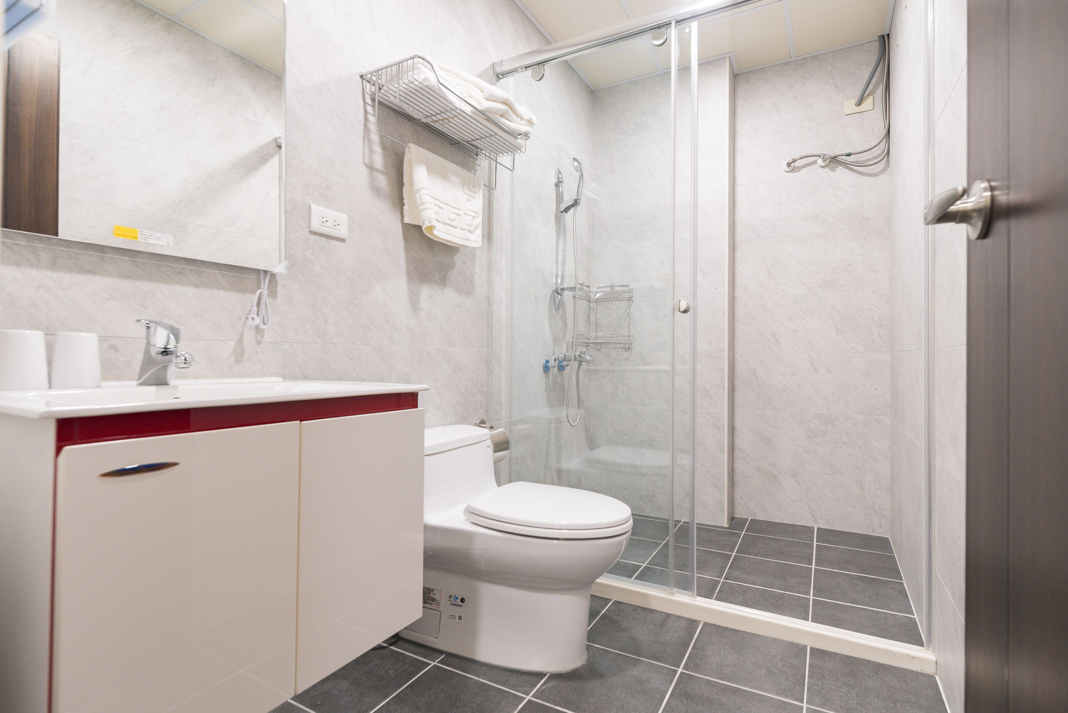 馨悅四人房 | 浴室 | 淋浴設備、免費盥洗用品、吹風機、拖鞋
