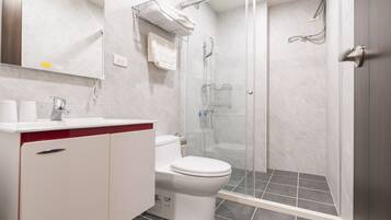 Habitación cuádruple familiar | Baño | Regadera, amenidades de baño gratuitas, secadora de cabello, pantuflas