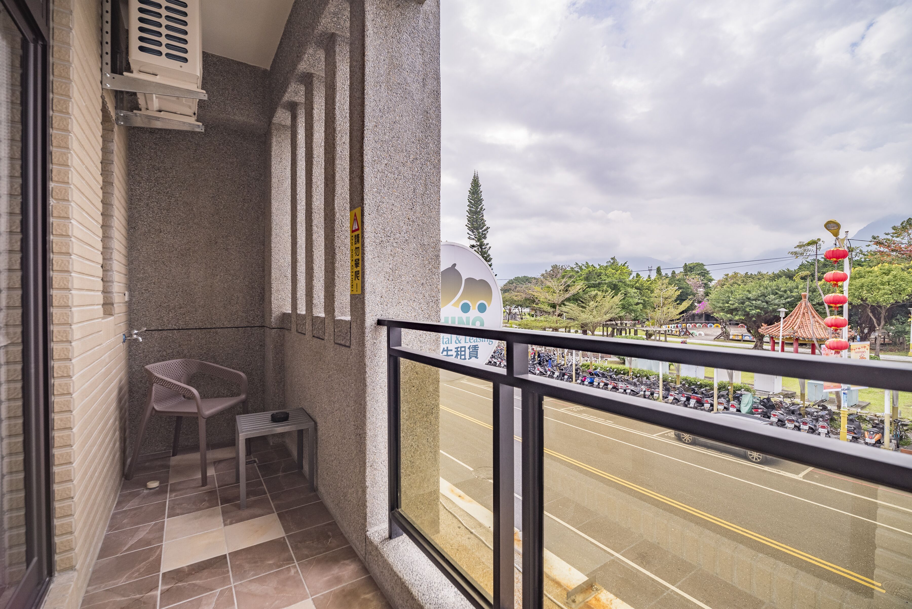 Een bureau, verduisterende gordijnen, geluiddichte muren, gratis wifi