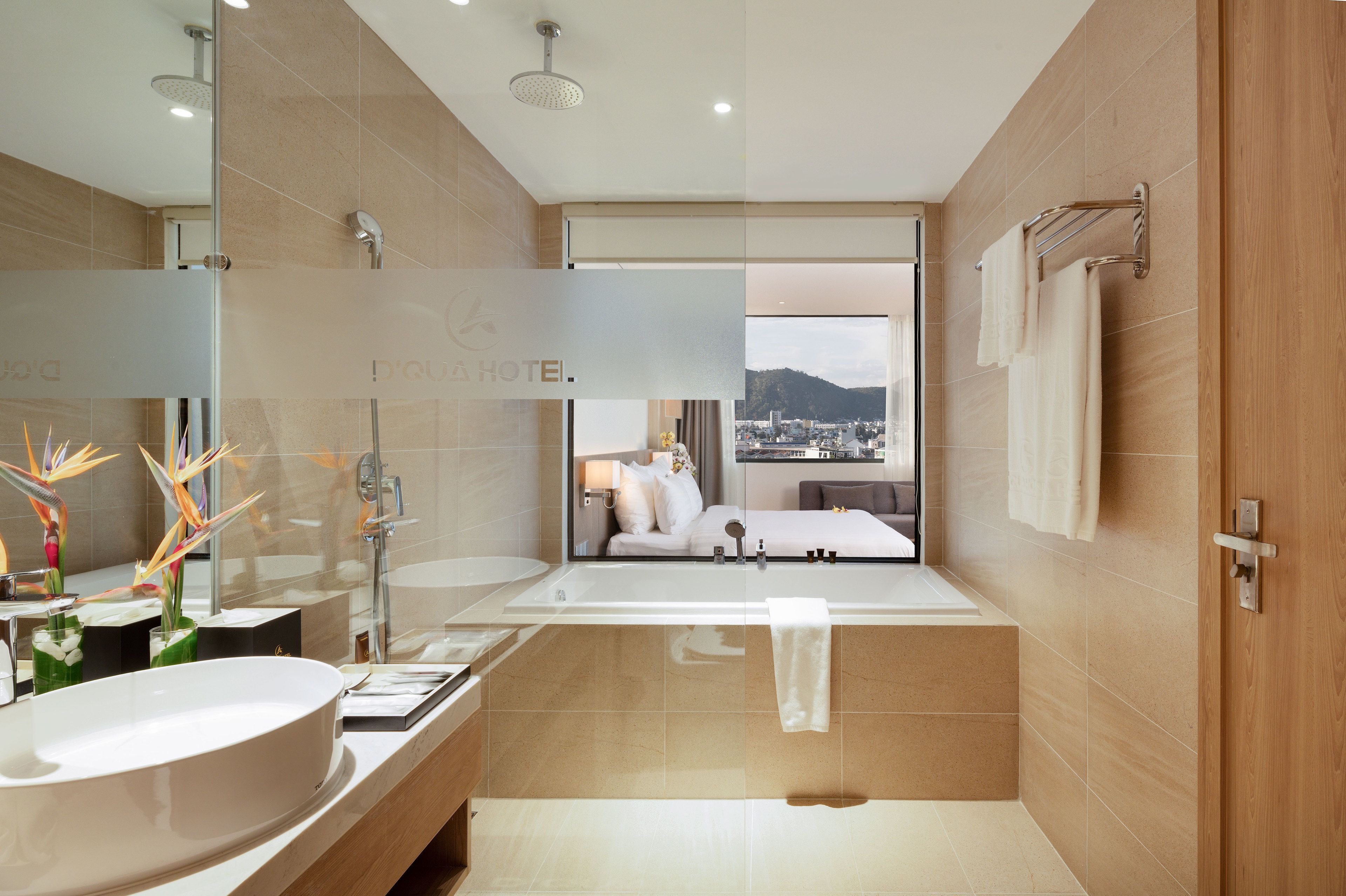 combined shower/bathtub, rainfall showerhead, free toiletries