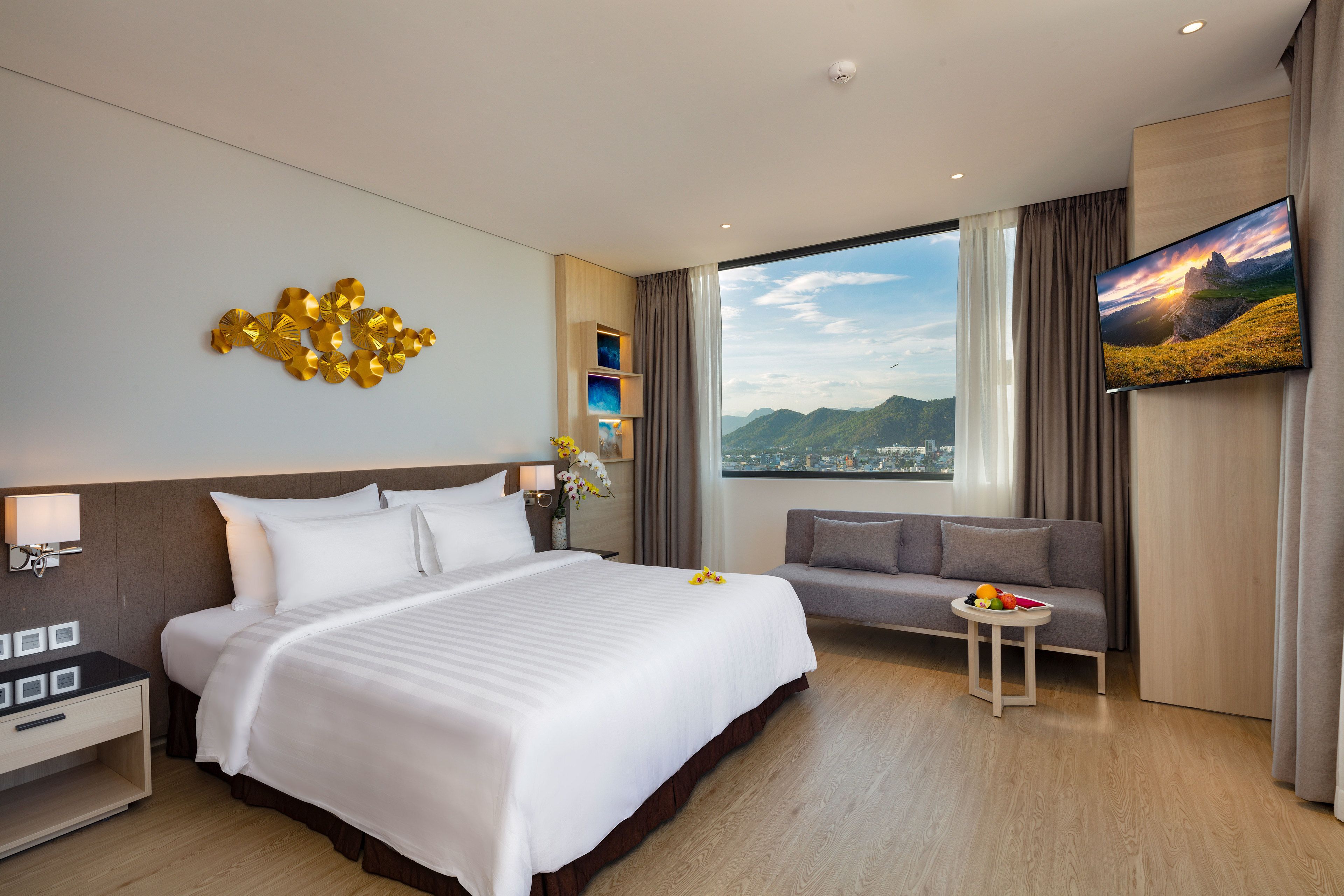 Minibaari, tallelokero huoneessa, työpöytä