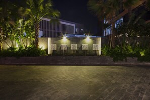 Fassade der Unterkunft – Abend/Nacht