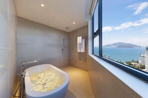 Combined shower/tub, rainfall showerhead, free toiletries, hair dryer - DQua Hotel (Nha Trang)