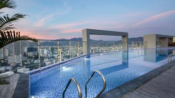 Una piscina al aire libre (de 06:00 a 19:00), sombrillas, tumbonas