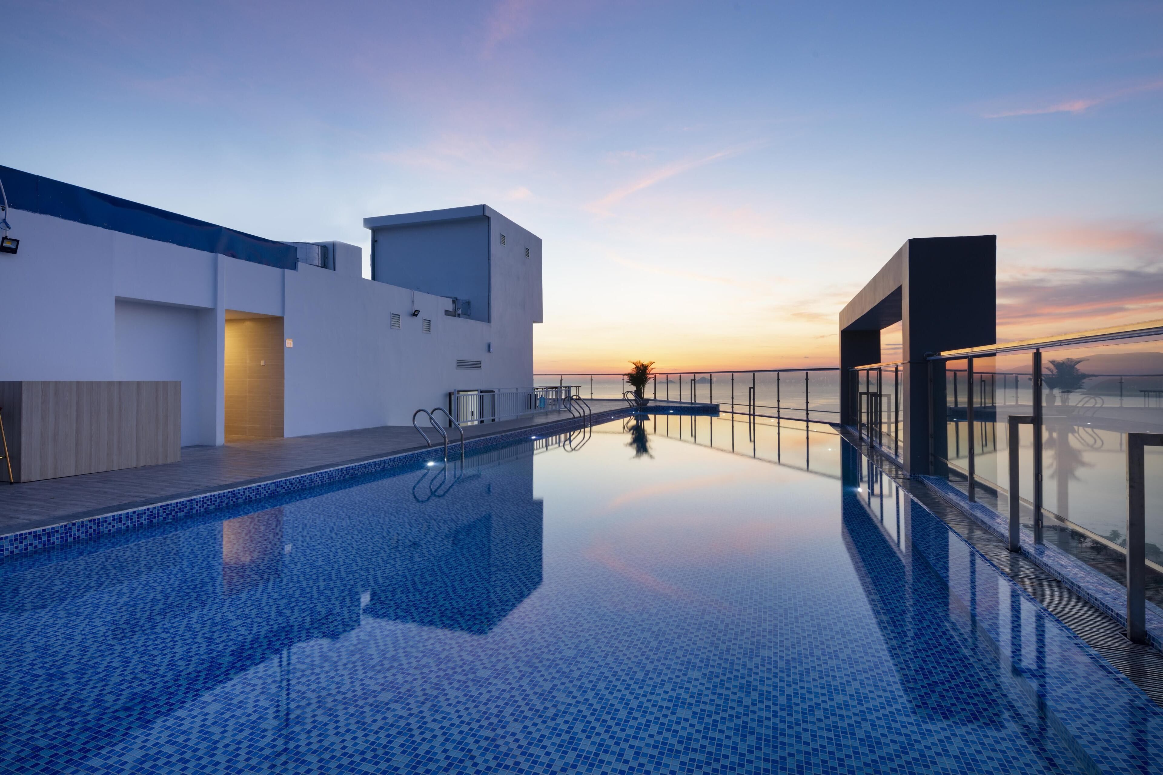 outdoor pool, open 6:00 am to 7:00 pm, pool umbrellas, pool loungers